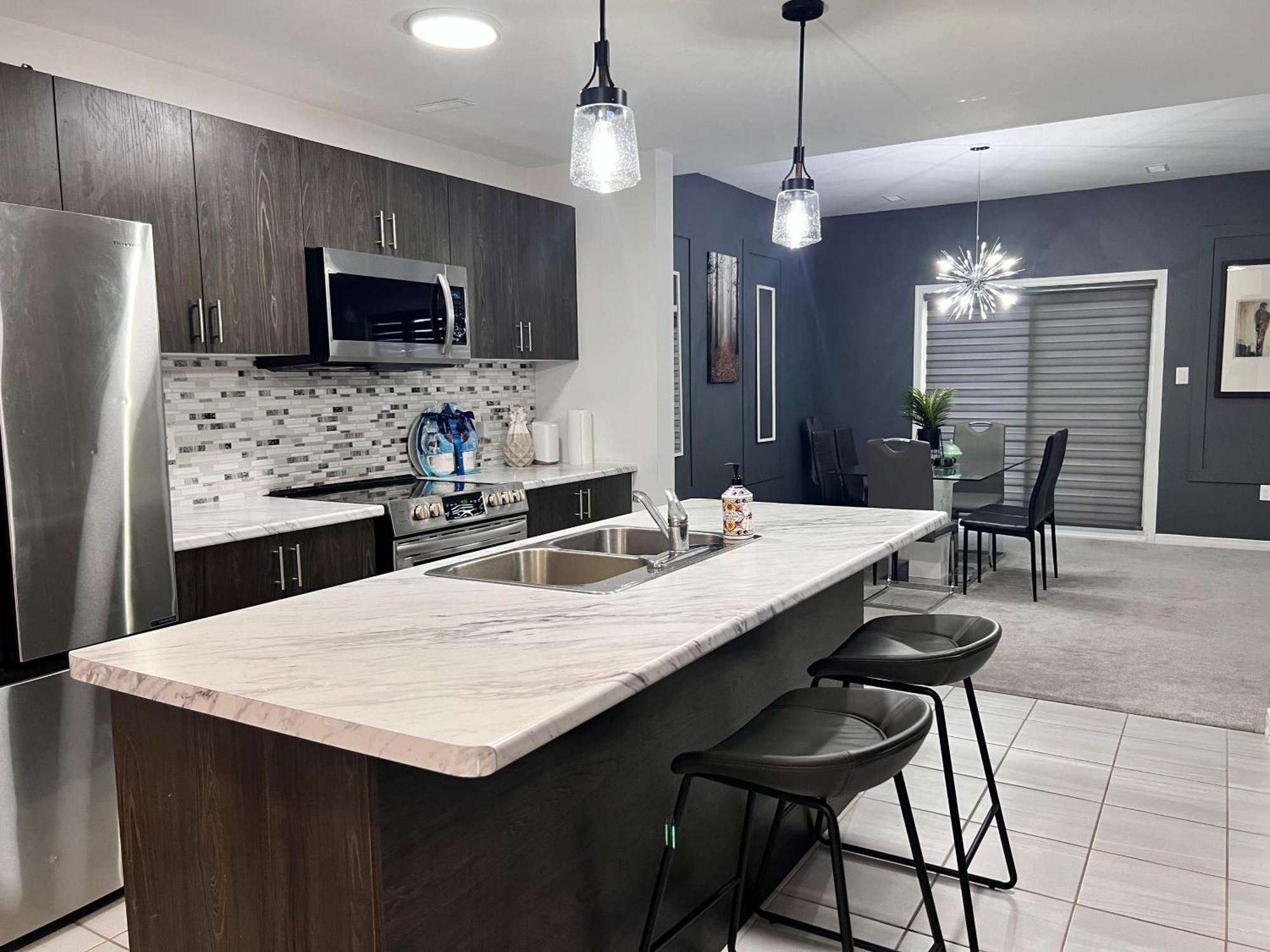 Spacious 4-Bedroom Home, Comfortably Sleeps 10 Barrie Exterior photo